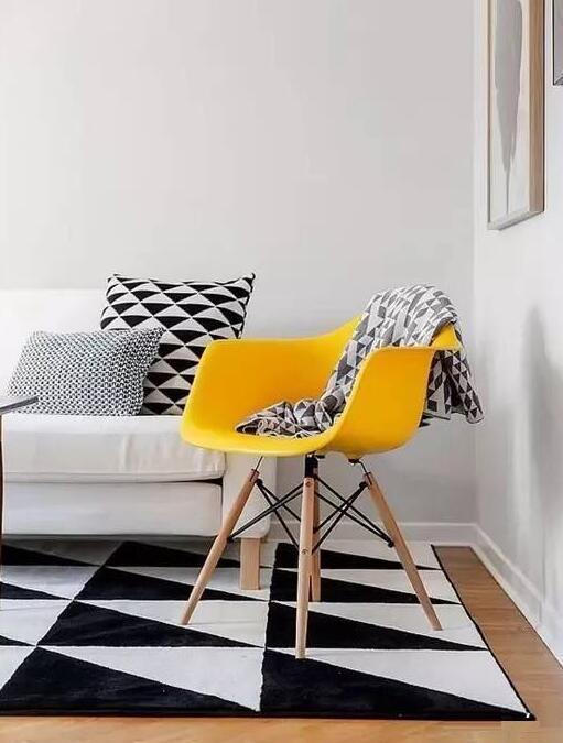 室內色彩太暗,用黃色來彌補