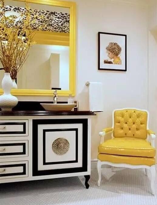 室內色彩太暗,用黃色來彌補